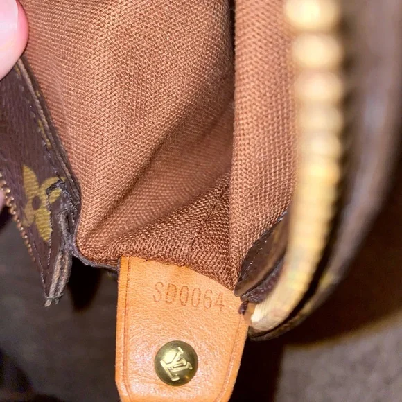 AUTHENTIC Louis Vuitton Purse! - Picture 8 of 8